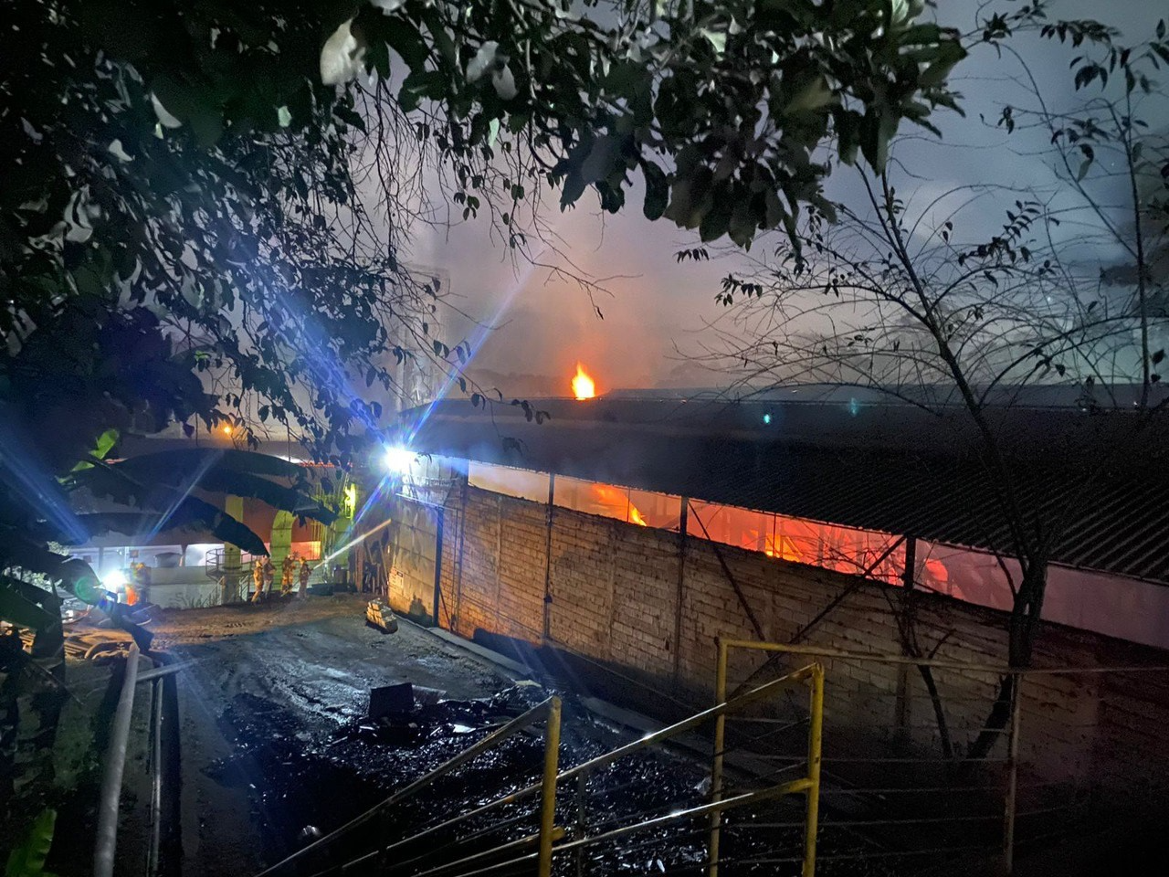 Incêndio atinge galpão de siderúrgica em Pedro Leopoldo