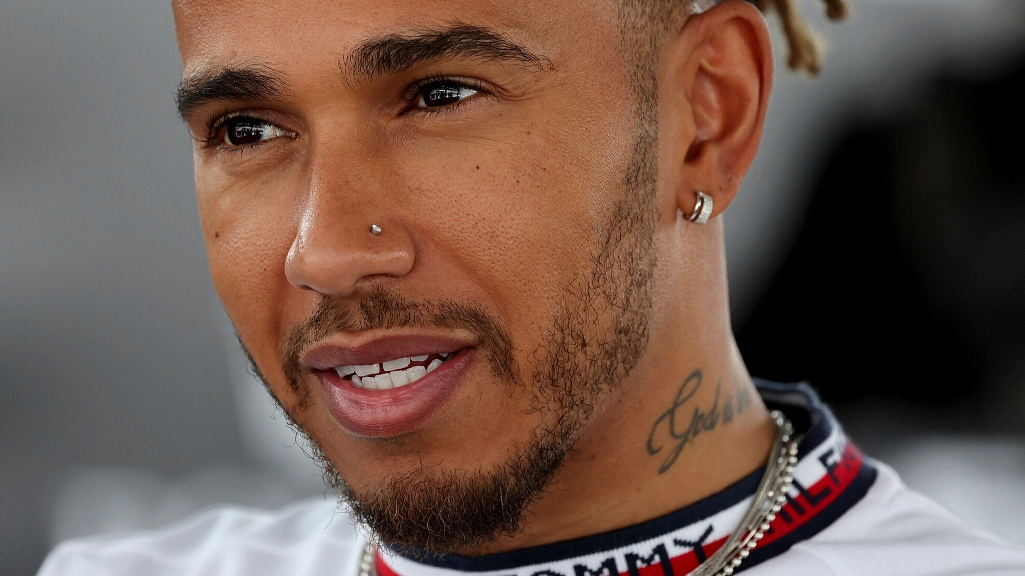 Lewis Hamilton com o piercing no nariz Mercedes