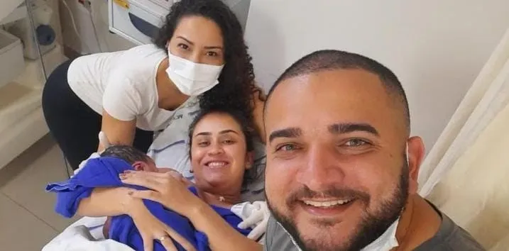  A família seguia para o hospital quando a criança nasceu