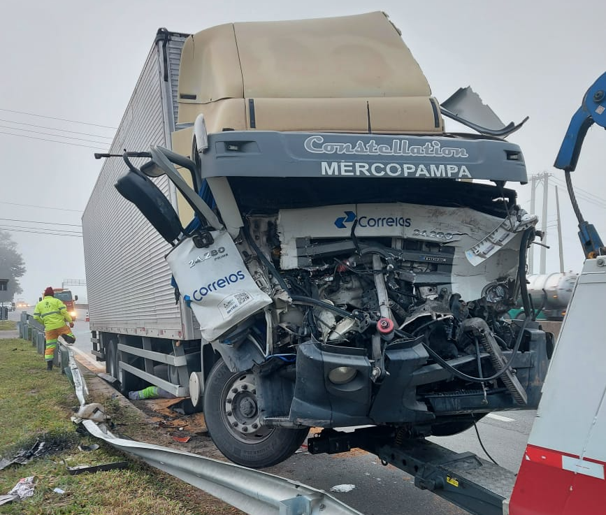 Cabine ficou totalmente destruída após colisão com outro caminhão Divulgação/Defesa Civil de Roseira