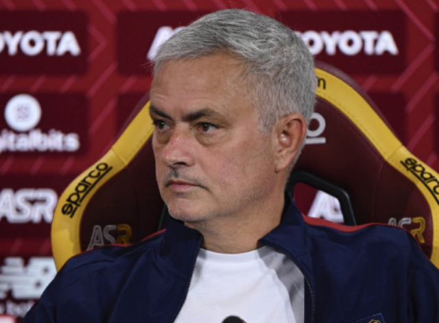 José Mourinho comanda a Roma atualmente Reprodução/Twitter