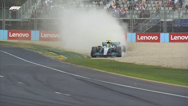 Lewis Hamilton escapa da pista no segundo treino livre do GP da Austrália F1