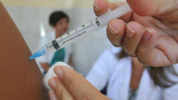 Nova versão da vacina AstraZeneca será testada no Brasil
