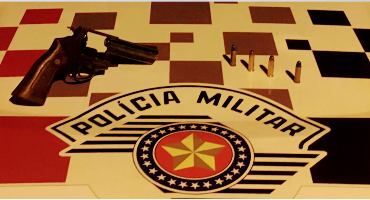 Arma e munições utilizadas durante o roubo  Reprodução/ Polícia Militar