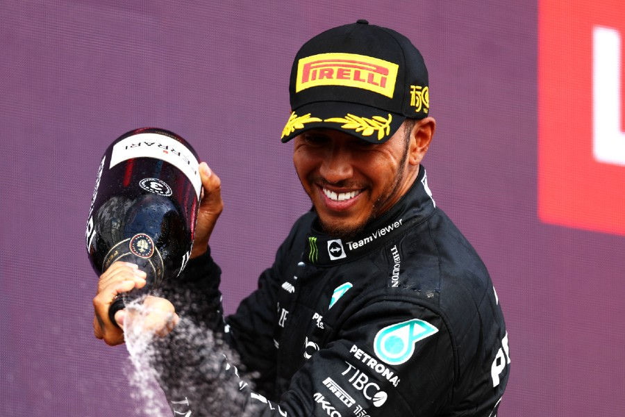 Hamilton agradece Mercedes e vê pódio no GP da Inglaterra como "bônus"