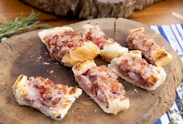 Choripán é receita clássica nos churrascos argentinos 