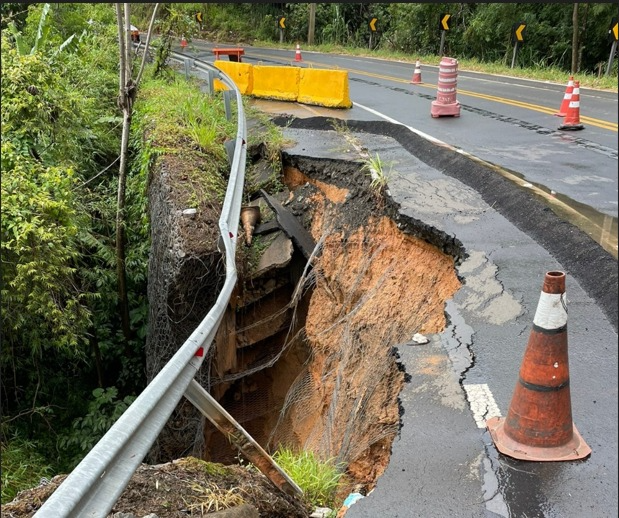 Trecho da SP-105 que desmoronou  Divulgação/Prefeitura de Serra Negra