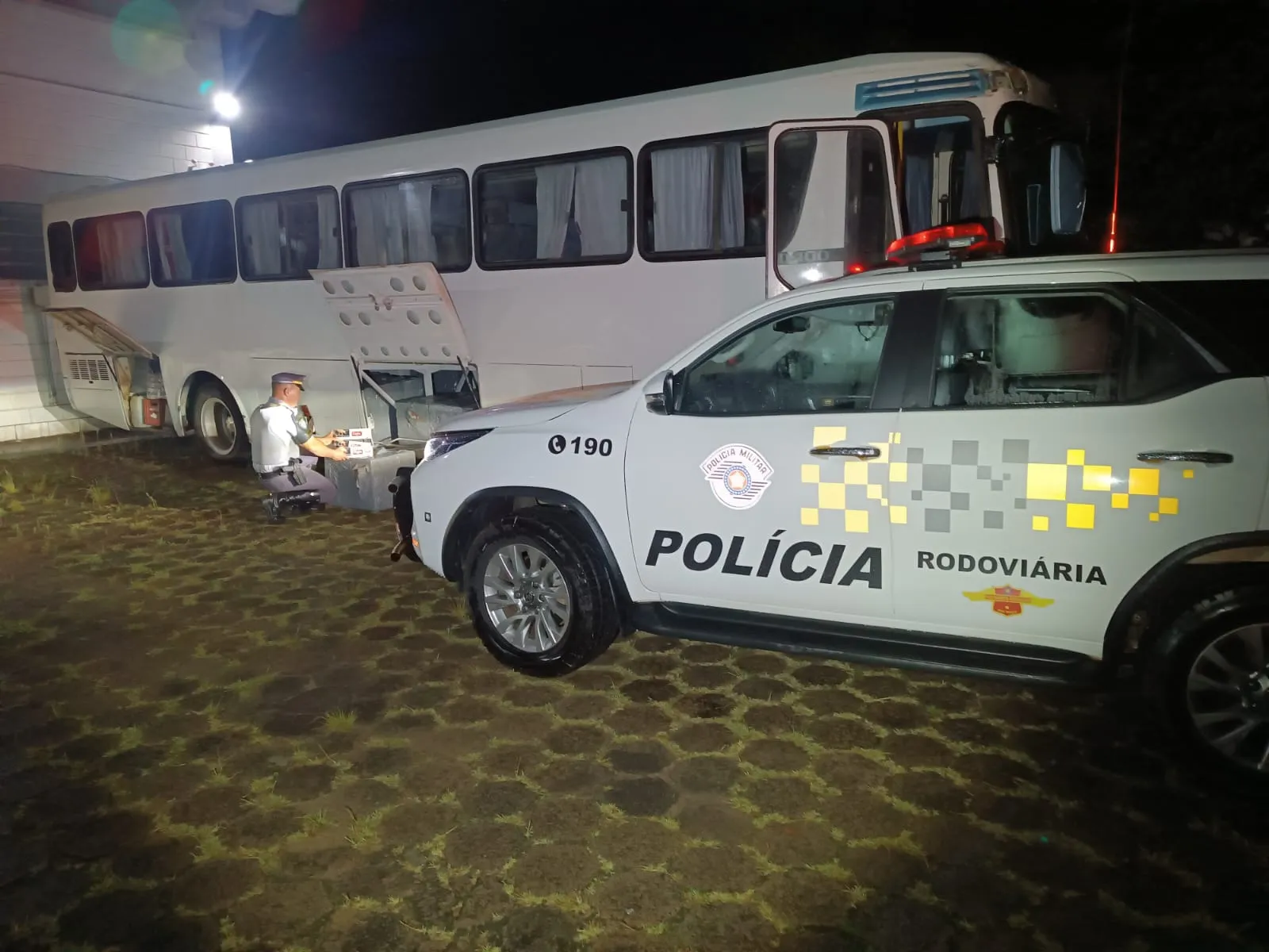 Os cigarros estavam escondidos em um ônibus