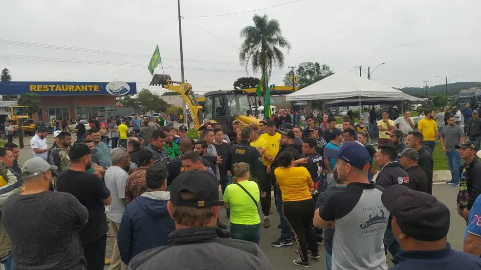 Manifestantes impedem alunos da UFRJ de seguir viagem Reprodução/Redes sociais