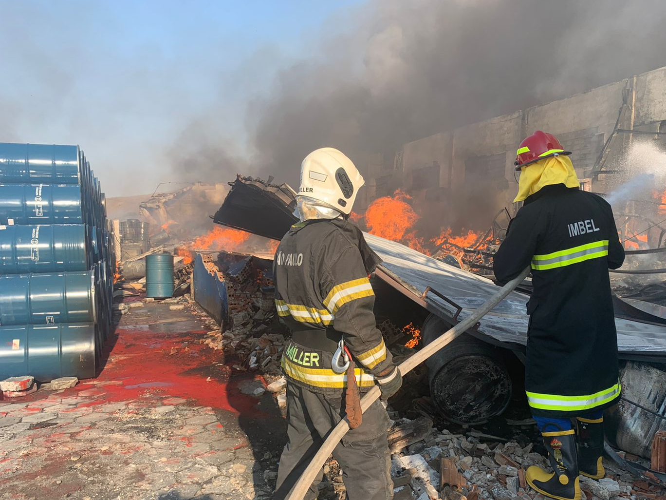 Trabalham no local 21 Bombeiros e brigadistas de duas empresas da região Foto: Corpo de Bombeiros