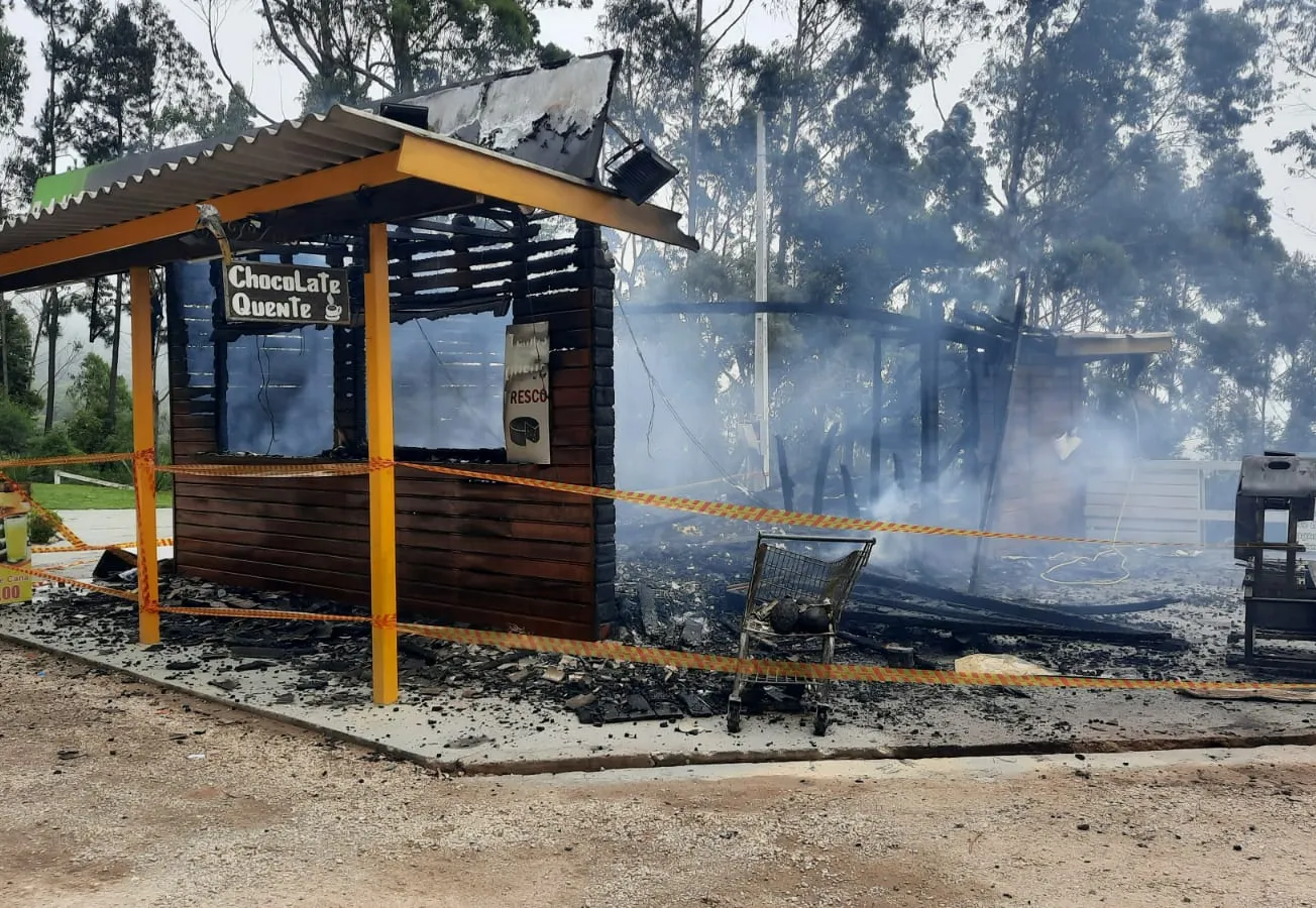 Quiosque explode após criminoso furtar local e deixar gás vazando em Santo Antônio do Pinhal