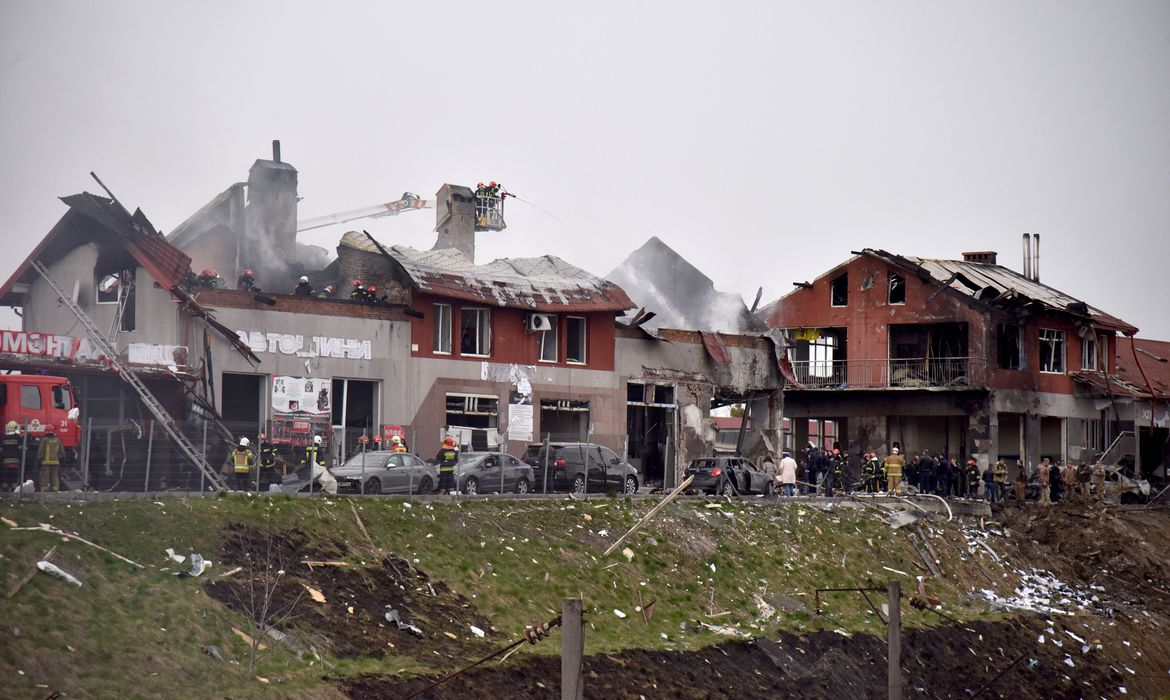 O exército da Rússia alega ter destruído um grande depósito de armas enviadas por países e Foto: Pavlo Palarchyuk/Reuters