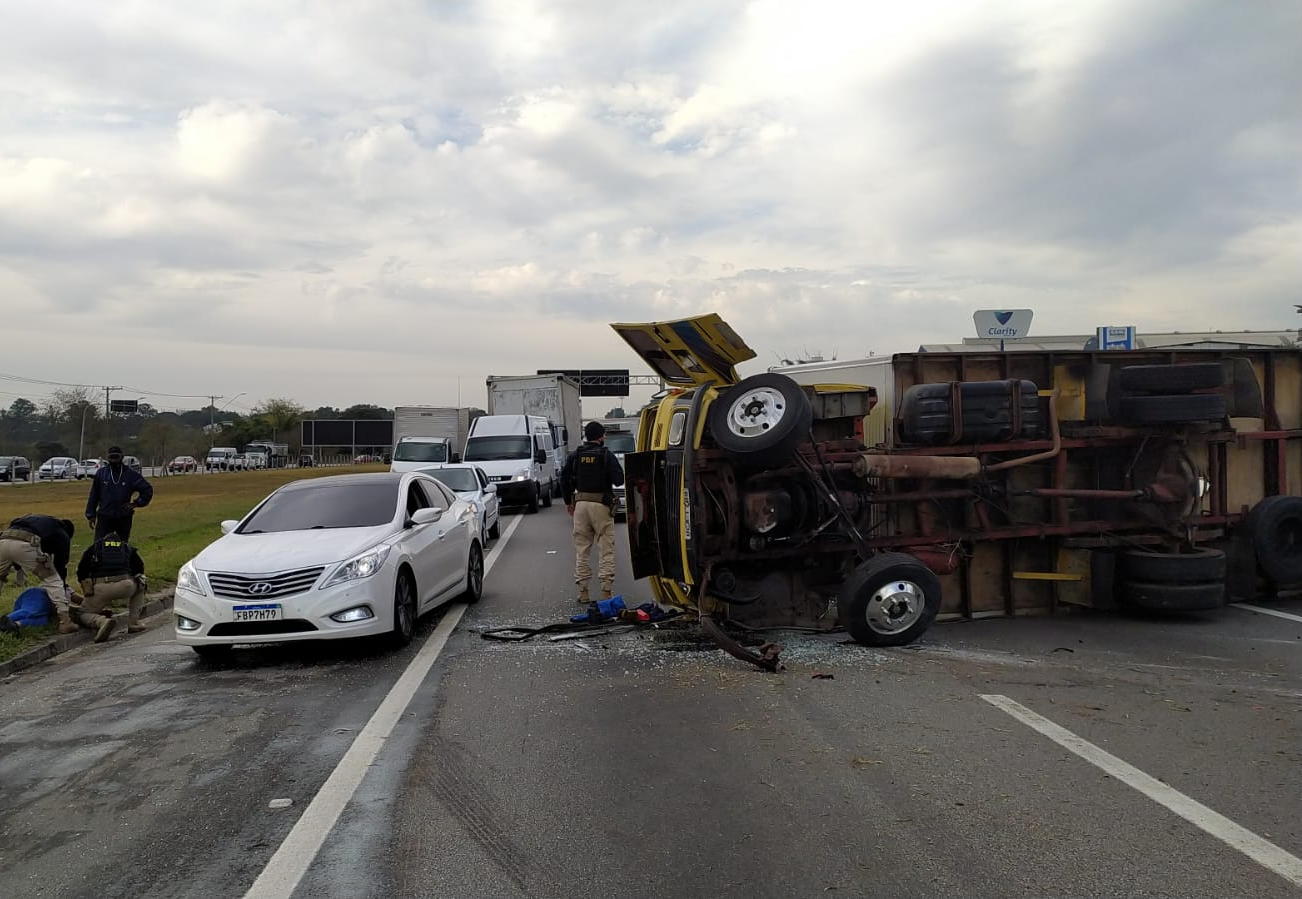 Tombamento de caminhão causou lentidão na Via Dutra em São José dos Campos Divulgação/PRF