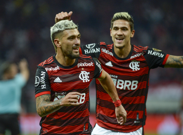 Denílson crava vitória do Flamengo diante do Corinthians: "Fora os ameaços"