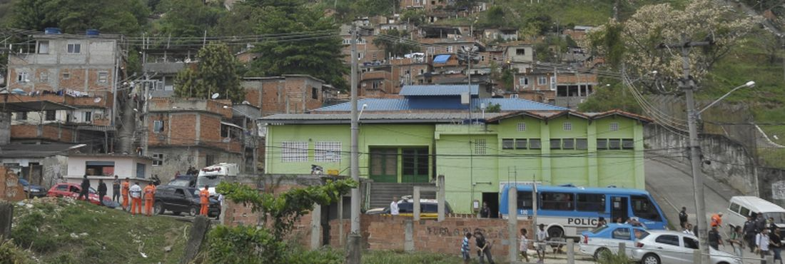 Crianças ficam no meio de tiroteio no Complexo do Lins Agência Brasil