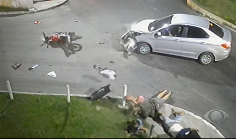 Motociclista 'voa' após acidente e atinge pedestres na calçada, no RJ