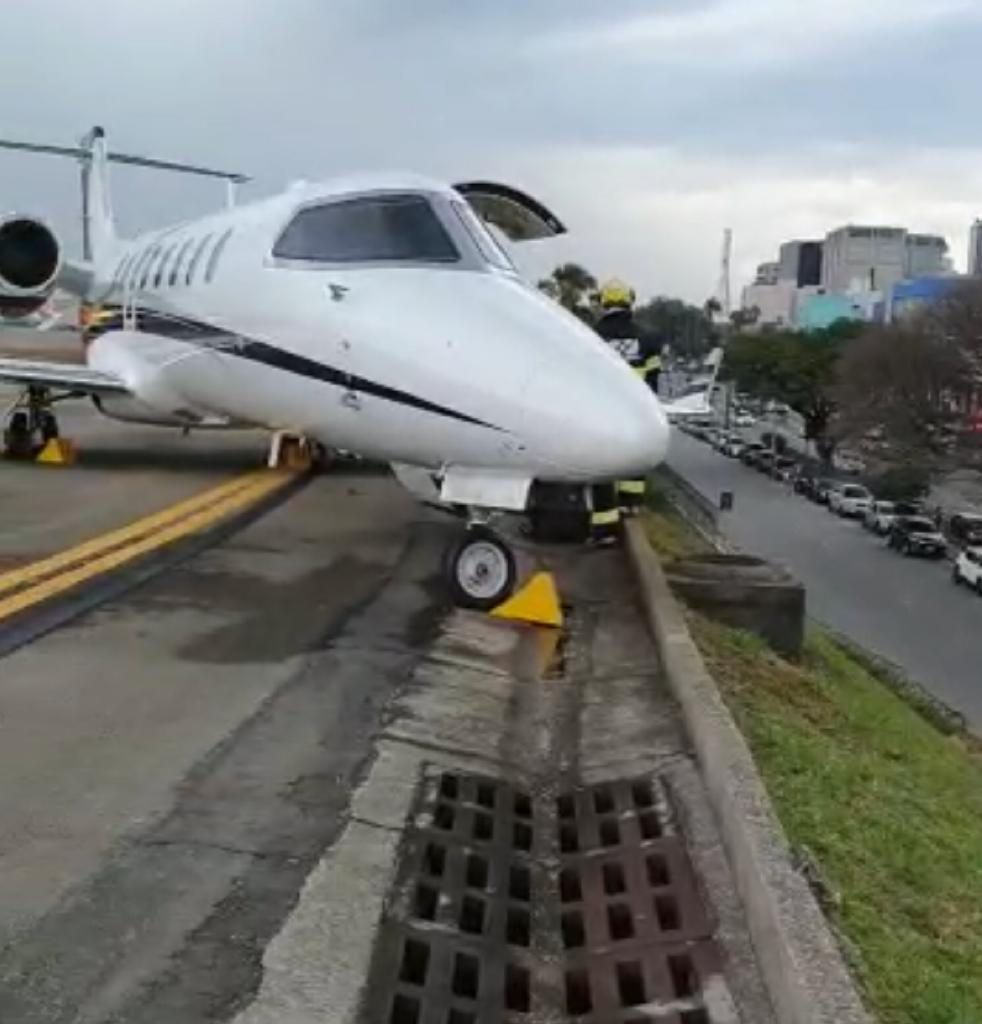 Pneu estoura e avião para próximo ao fim da pista do Aeroporto de Congonhas Foto: Reprodução