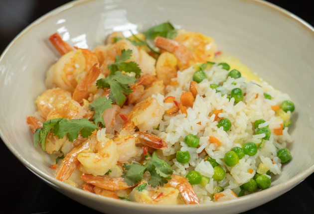 Curry de camarão com arroz e legumes brunoise | Band Receitas