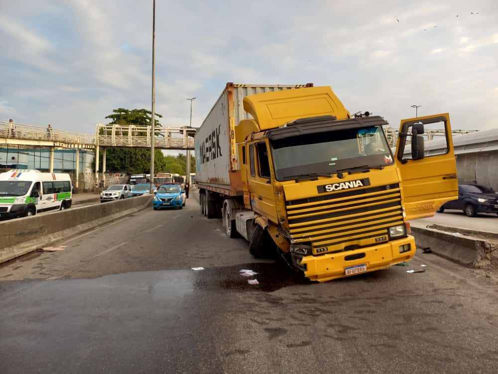 O corpo da vítima foi arremessado para fora do caminhão. Reprodução 