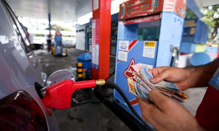 O diesel se manteve quase estável e o etanol subiu 2%. Foto: Agência Brasil