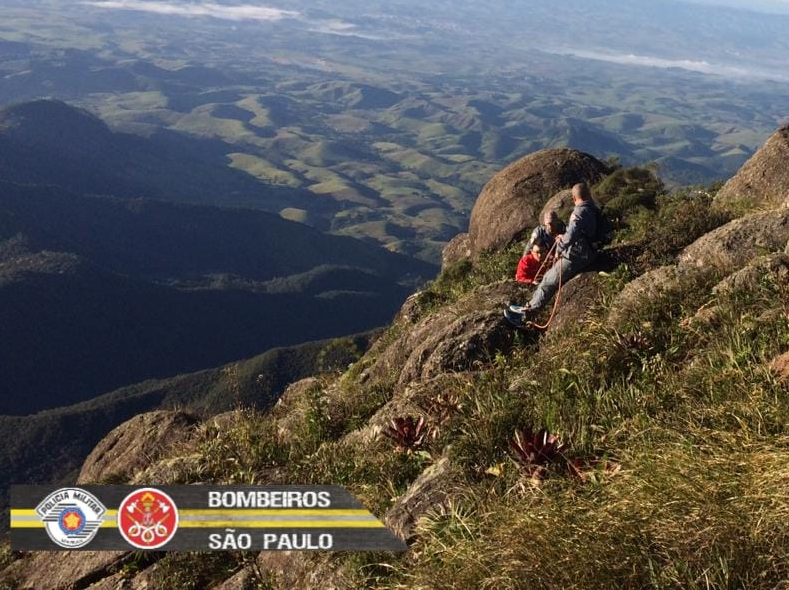 Homem de 24 anos é resgatado no Pico do Itaguaré, em Cruzeiro  Divulgação/ Corpo de Bombeiros