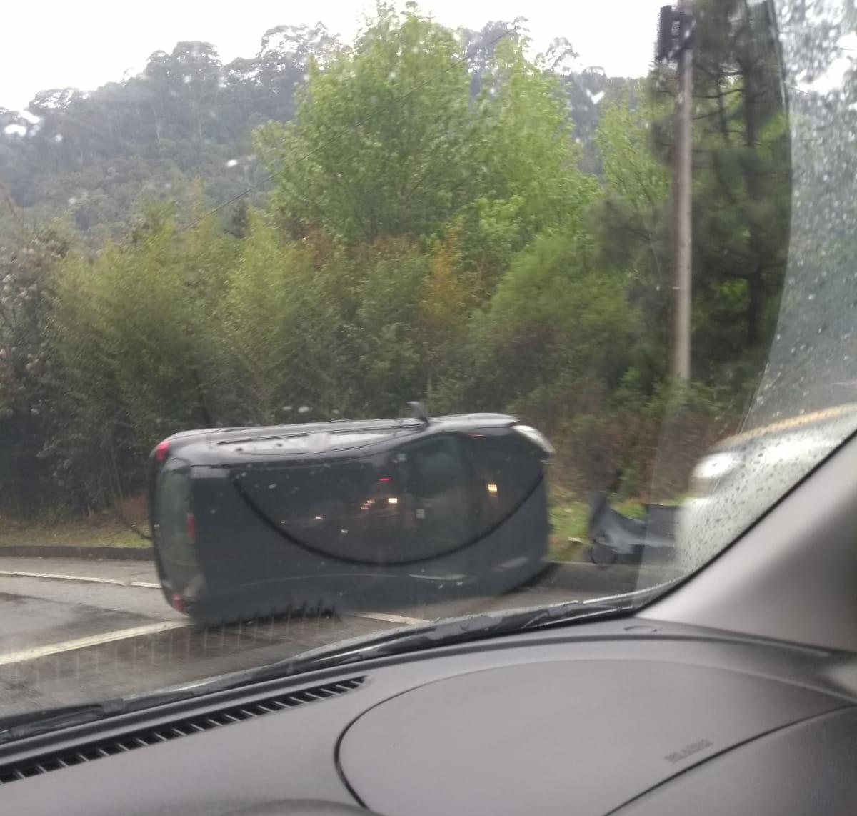 Carro tombou na via e bateu contra o talude de proteção Redes Sociais