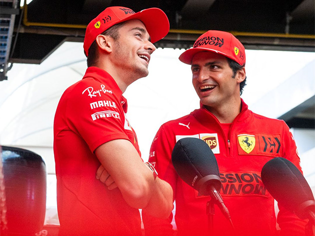 F1: Chefe da Ferrari elogia “espírito de equipe” de Leclerc e Sainz