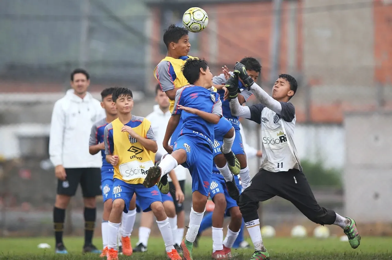 Associação recomenda proibição do cabeceio por menores de 12 anos no futebol
