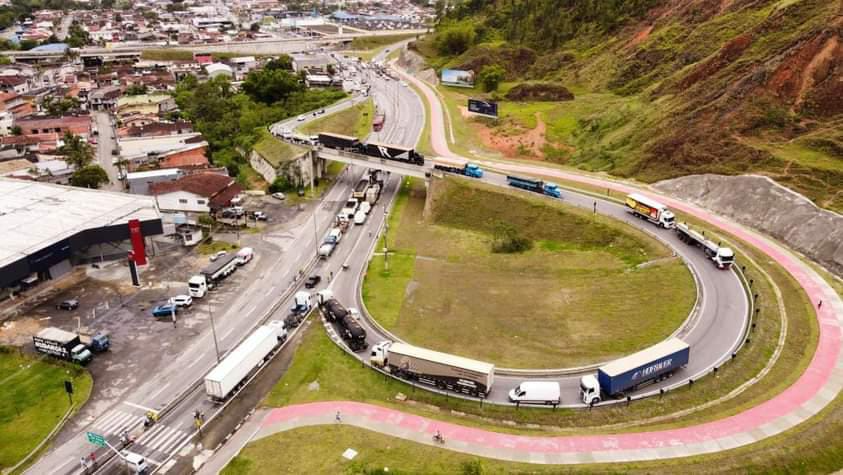 Ubatuba tem serviço de coleta de lixo suspensa devido à manifestação na Tamoios  Beto Silva 