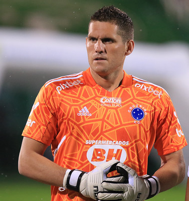 Em noite heroica do goleiro Rafael Cabral, Cruzeiro se classifica nos pênaltis