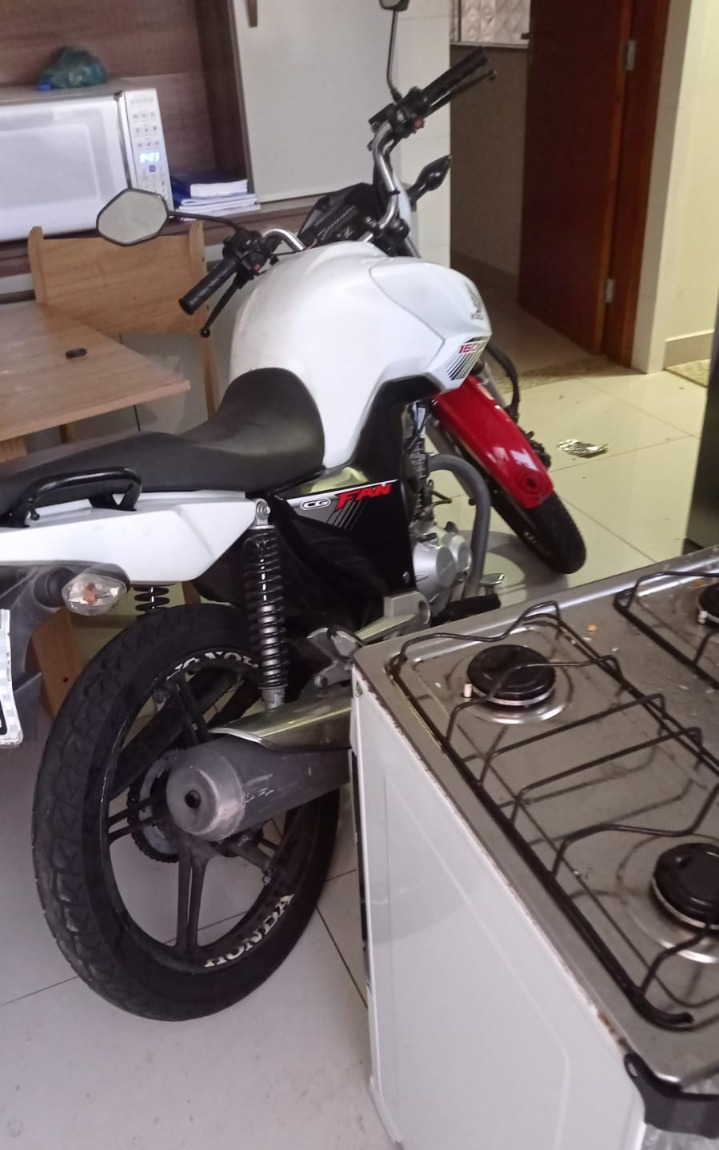 Moto roubada foi encontrada em uma residência  Divulgação