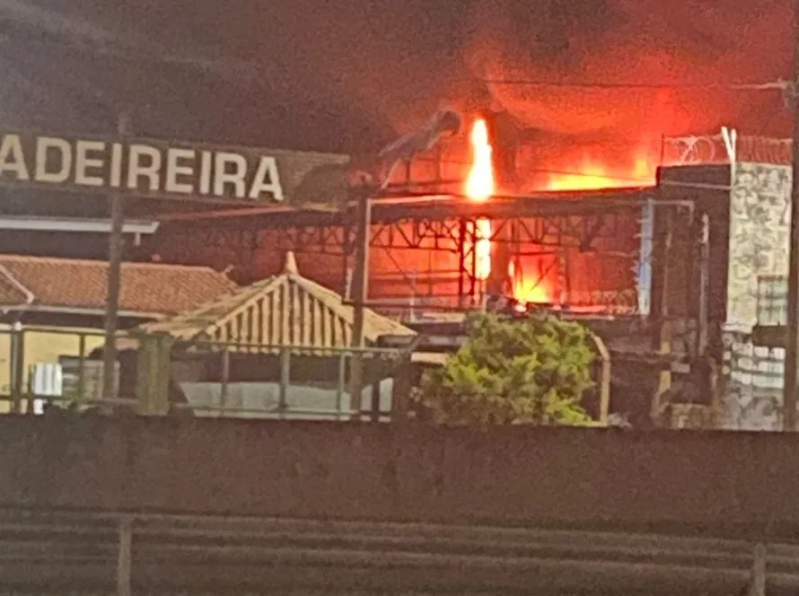 Curto-circuito teria sido a origem das chamas