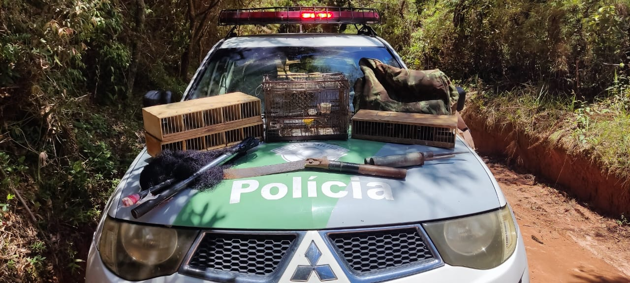 Homem foi surpreendido caçando aves  Reprodução/ PM