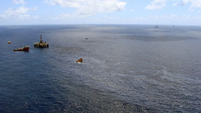 Autoridades investigam manchas de óleo em praia de Fortaleza, no Ceará