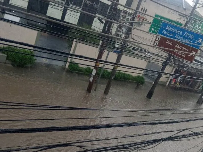 Chuvas fortes provocam alagamentos no RJ; sirenes são acionadas em comunidades