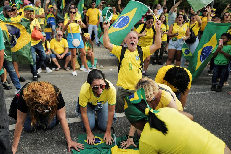 Pessoas rezam em frente ao Palácio Duque de Caxias (quartel-general do exército), 6/11/22 REUTERS/Lucas Landau