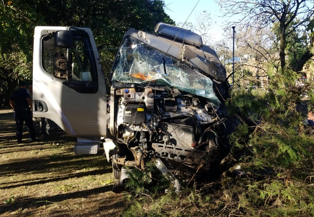 Caminhão tanque invadiu horto municipal de Taubaté Rauston Naves/Vale Urgente