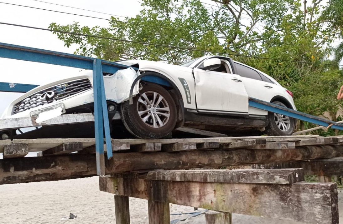 Carro tenta atravessar passarela de pedestres e causa acidente em São Sebastião