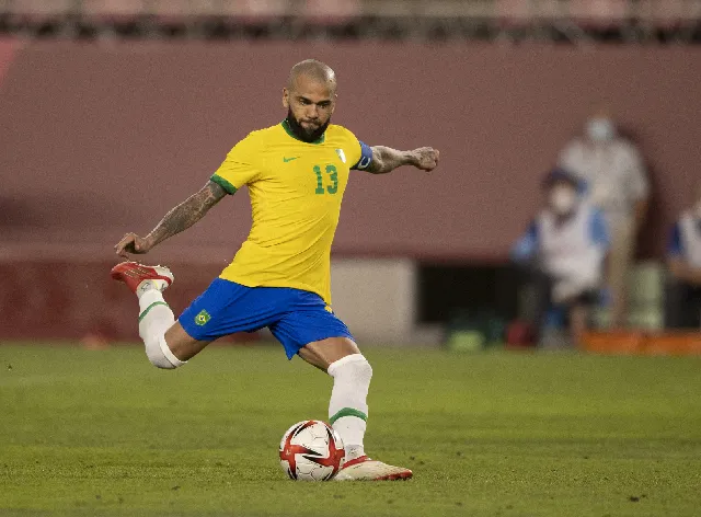 "Normal que as pessoas contestem", diz Daniel Alves sobre sua convocação