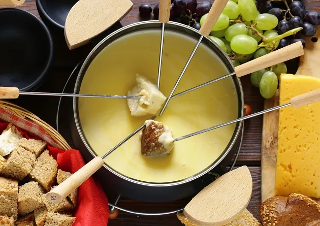 Como fazer fondue de queijo e de chocolate