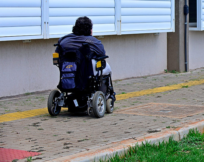 Deficiente transita na universidade Unicamp/Antonio Scarpinetti 