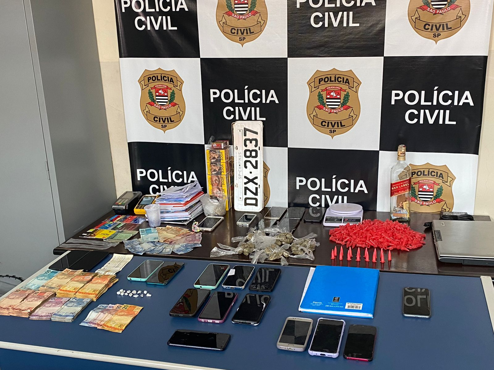 Material apreendido com os suspeitos  Divulgação/Polícia Civil