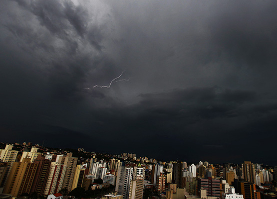 As chuvas intensas poderão vir acompanhadas de raios e granizos. Reprodução