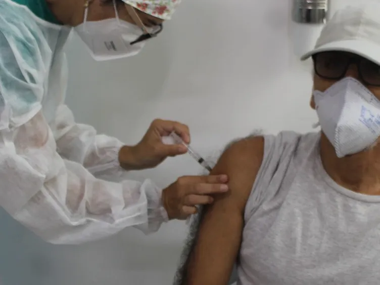 Pinda inicia a vacinação contra a Covid-19 em idosos com 61 anos.