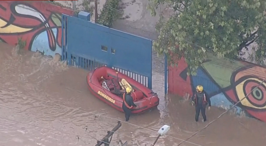 Bombeiros resgatam crianças ilhadas em escola após enchente em Guarulhos Reprodução