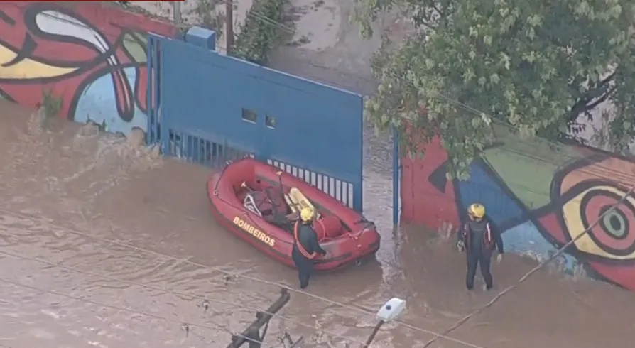 Bombeiros resgatam crianças ilhadas em escola após enchente em Guarulhos