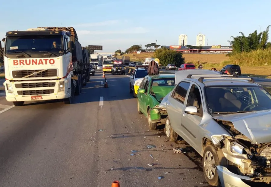 Acidente causa congestionamento na Via Dutra em São José dos Campos