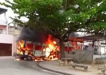 Sete vans foram incendiadas nesta manhã (16)