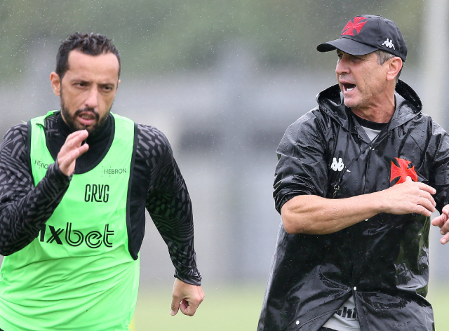 Jorginho instrui Nenê no treino do Vasco da Gama Daniel Ramalho/Vasco