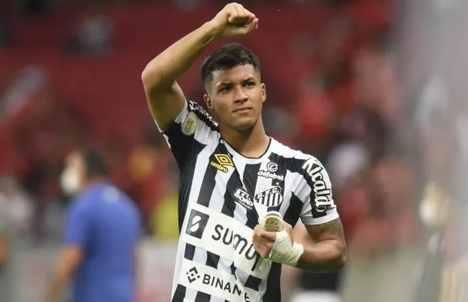 Santos e Marcos Leonardo acertaram a renovação de contrato do jogador até 2026